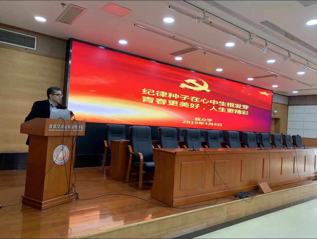 等你上课 | 当精品“形势与政策”课遇上百年“五四”，助力青年学子“拔节孕穗”，传承红色基因，立志技能报国！