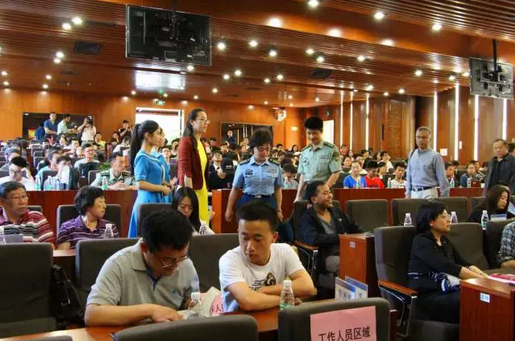 WilliamHill官网学生干部参加2016年高校国旗论坛暨“寄情中华，筑梦国防”第二届国防教育文化季启动仪式